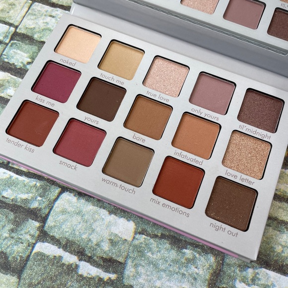 IRRESISTIBLE '15' Eyeshadow Palette - Picture 2 of 3